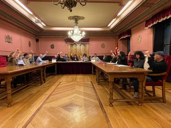 Martxoaren 8ko adierazpena aho batez onartu dute udalbatzarrean