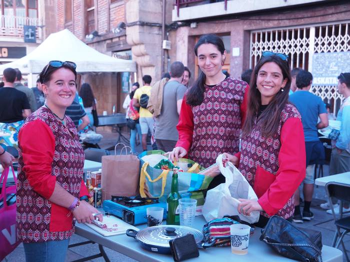 Kuadrillen alkandora koloretsuek hartu dute Zarauzko Musika Plaza