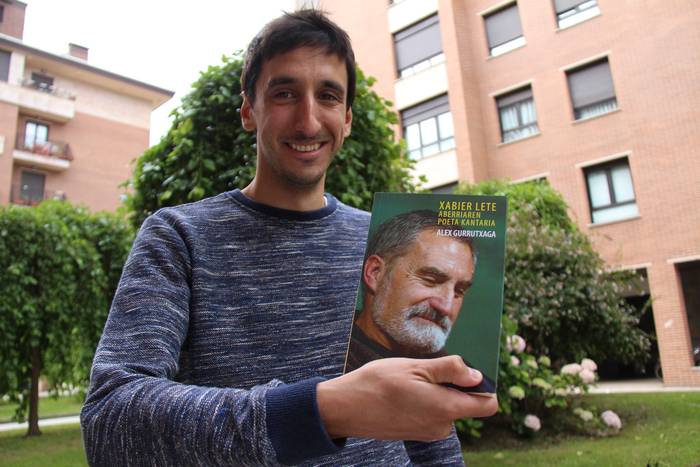 'Xabier Lete. Aberriaren poeta kantaria' saiakera liburua aurkeztu du Alex Gurrutxagak