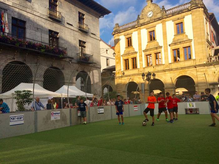 IRUDITAN: Abian da txikienen futbol festa, Azkoitian