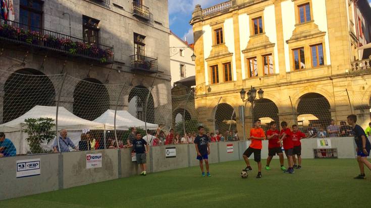 IRUDITAN: Abian da txikienen futbol festa, Azkoitian