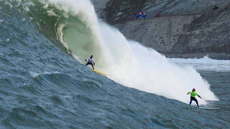 Zarauzko Surf Elkarteak autobusa antolatu du Punta Galeako olatu handien txapelketara joateko