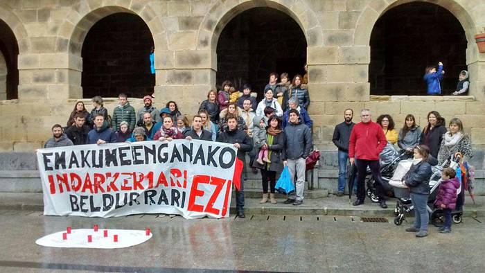 Elkarretaratzea egin dute Aian emakumeenganako indarkeria gaitzetsiz