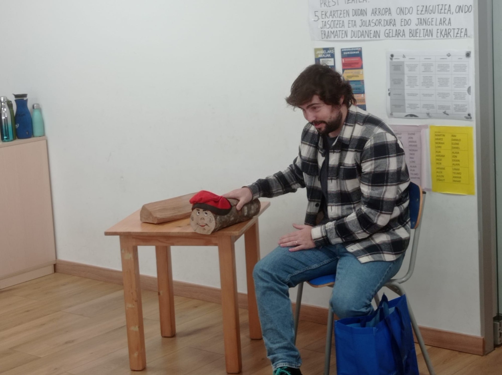 LH2ko ikasleak Tió de Nadal ezagutzen