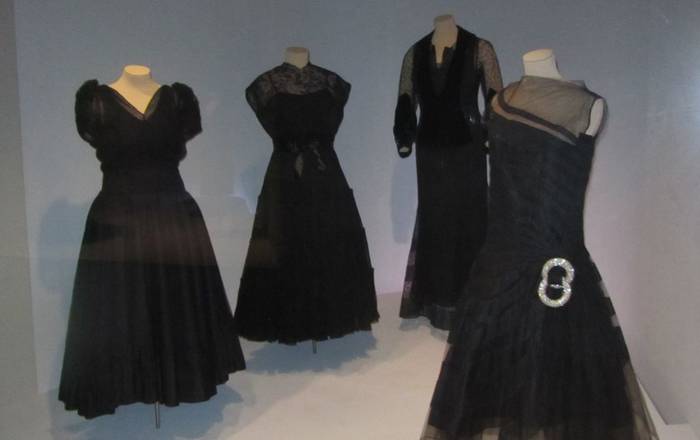 'Parpailan barrena Balenciaga' erakusketa aurkeztu dute Cristobal Balentziaga Museoan