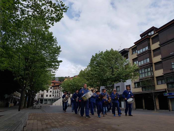 Gaztetxoen eta beteranoen diana eta kalejira antolatu nahi da santelmoetan