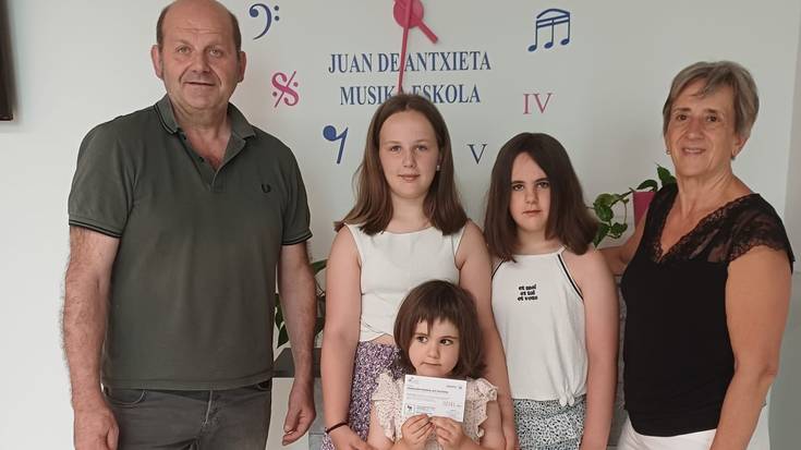 Juan Antxieta musika eskolakoek banatu dute zozketako saria
