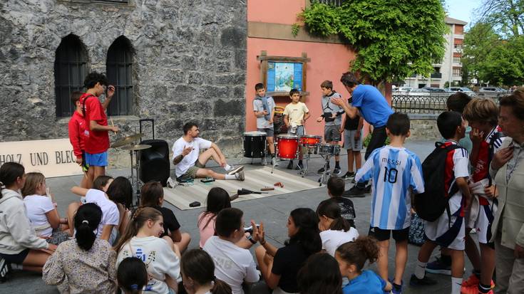 Musika elektronikoaren jatorria ezagutuz, aztarka aritu dira haurrak