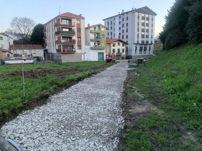 Oinezkoentzako pasabidea atontzeko lanak egiten ari dira Estazioan