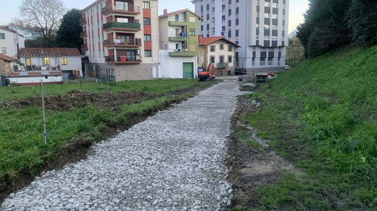 Oinezkoentzako pasabidea atontzeko lanak egiten ari dira Estazioan