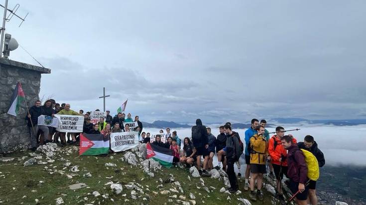 Ehunka herritarrek parte hartu dute Palestinako erresistentziaren aldeko mendi erronkan
