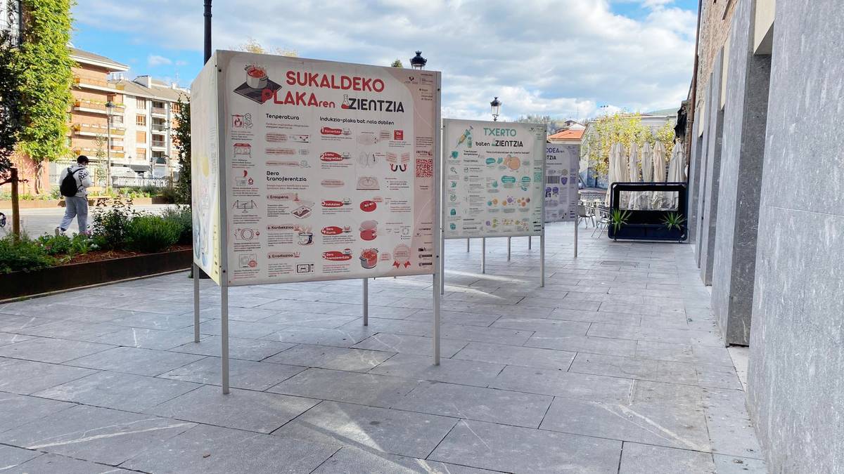 Zientzia Kalean egitasmoari lotutako infografia panelak eliz atarian ikus daitezke