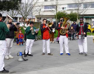 Beti Jai Fanfarrearen kalejira, igande eguerdia alaitzeko