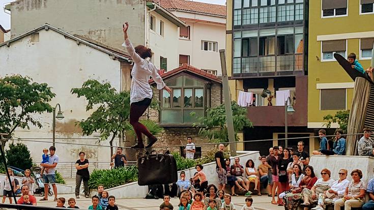 Kable gaineko akrobaziak Ondartxo plazan