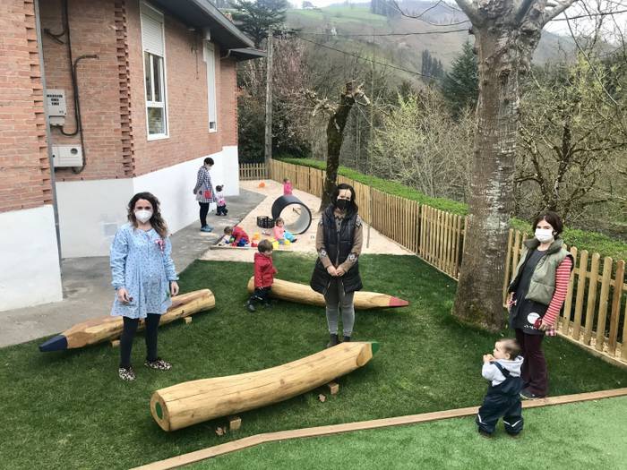 Aire libreko jolas parke berria egokitu dute Urrestillako haurreskolan