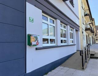 Aiako Udalak desfibriladoreak jarri ditu herriko zazpi puntutan