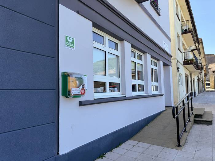 Aiako Udalak desfibriladoreak jarri ditu herriko zazpi puntutan