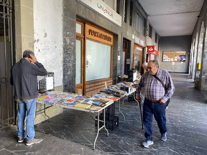 Berreskuratutako liburuen eta diskoen azoka ari dira egiten plazan