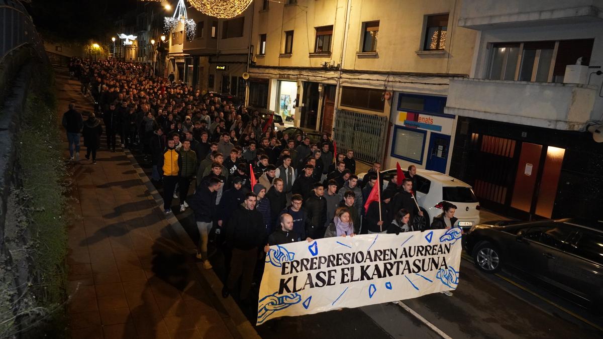 Auzipetutako 43 azpeitiarren aldeko elkartasun oihua zabaldu dute ehunka herritarrek