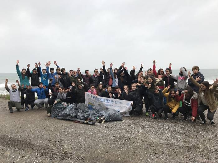 M&Jko ikasleak itsas kosta garbituz