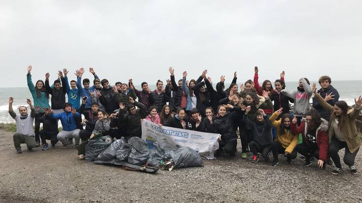 M&Jko ikasleak itsas kosta garbituz