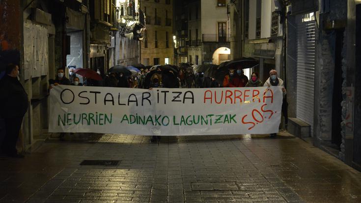 Beste aste batez "neurrien adinako laguntzak" eskatu dituzte herriko ostalariek