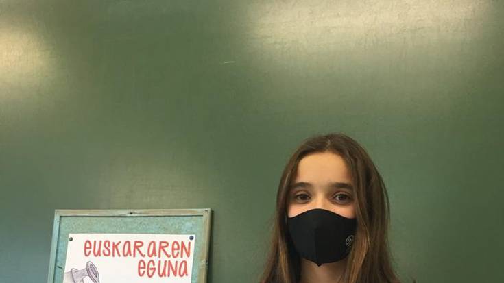 Lorea Perezek irabazi du Euskararen Eguneko pegatina lehiaketa