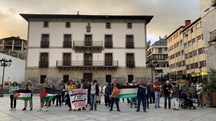 Palestinako genozidio "jasanezina" salatu dute hainbat herritarrek plazan