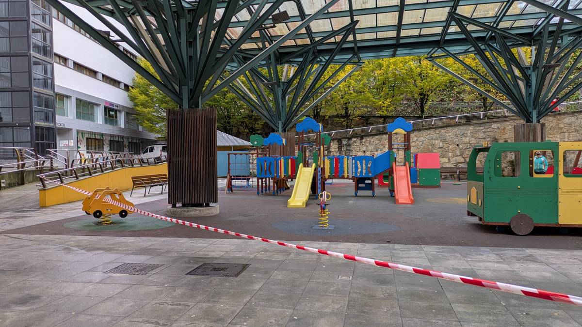 Goiko Kaleko parke estalia itxita dago, sabaia garbitzeko