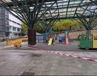 Goiko Kaleko parke estalia itxita dago, sabaia garbitzeko