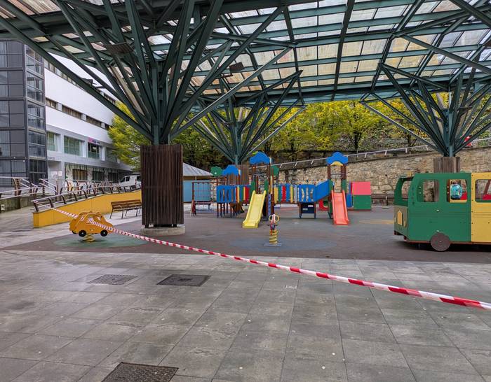 Goiko Kaleko parke estalia itxita dago, sabaia garbitzeko