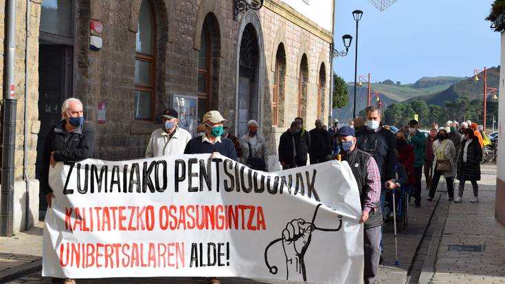 Manifestazioa egin dute eguerdian Osakidetzako langileei elkartasuna adierazteko