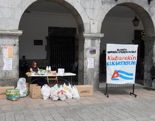 Kamioikada bat produktu bildu dute Kubara bidaltzeko