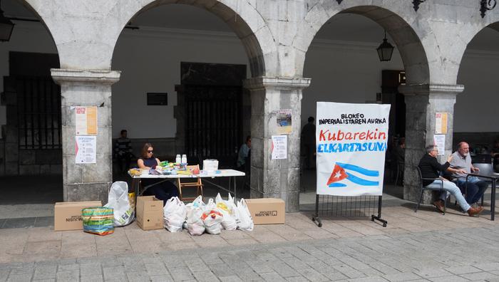 Kamioikada bat produktu bildu dute Kubara bidaltzeko