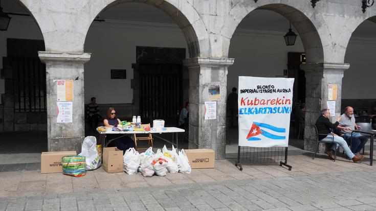 Kamioikada bat produktu bildu dute Kubara bidaltzeko