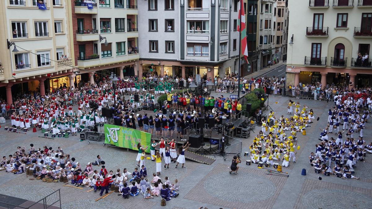 Txikienek astindu dituzte eguneko lehen danborrak