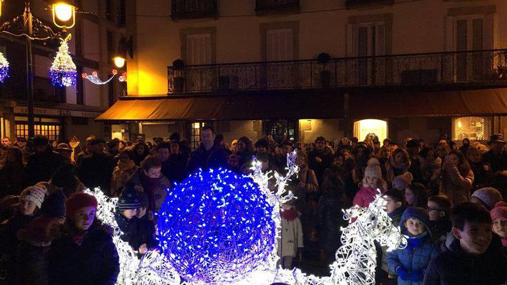 Piztu dituzte Gabonetako argiak