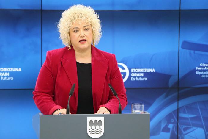 Zaintza ereduaz ariko da Maite Peña batzokian
