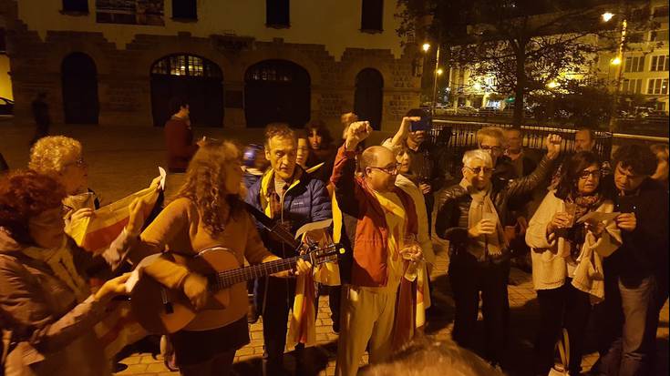 Kataluniako errepublikari ongi-etorria emateko topa egin dute zumaiarrek