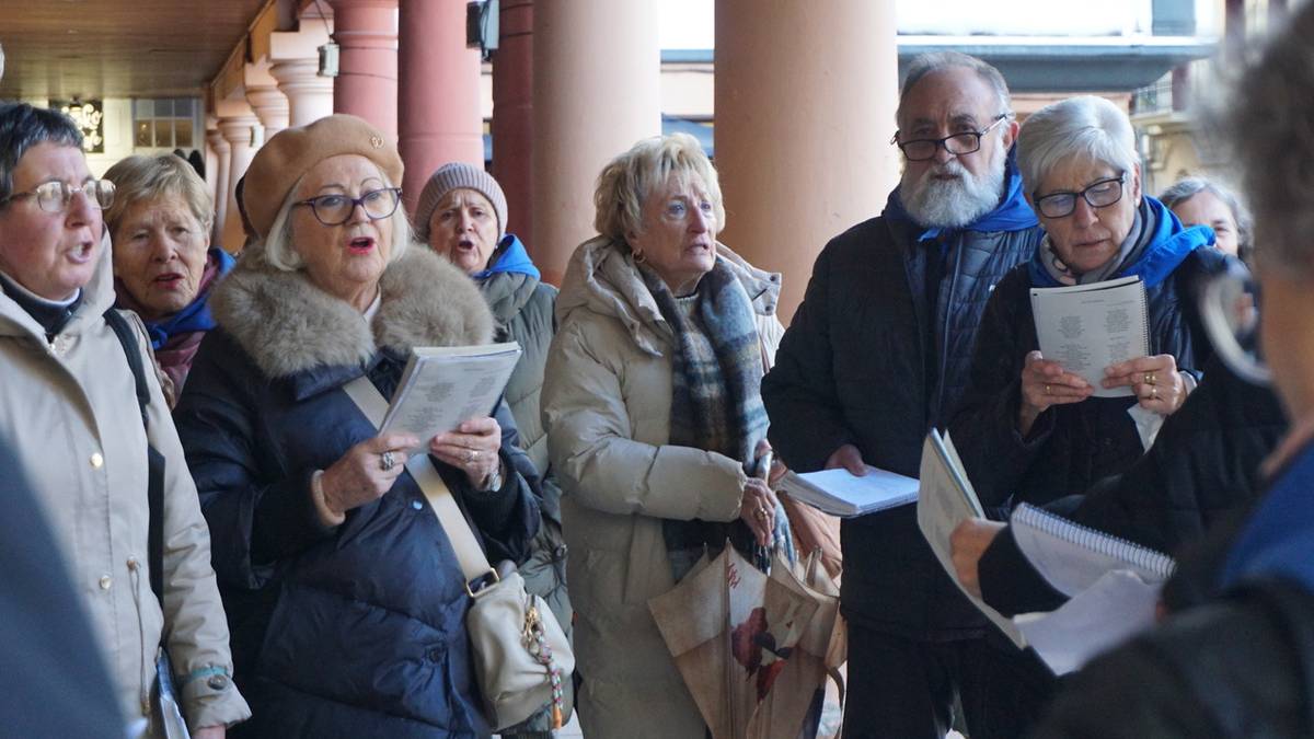 Herriko kaleak girotu dituzte Zarautz Trik taldeko abeslariek