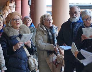 Herriko kaleak girotu dituzte kantu jirako abeslariek