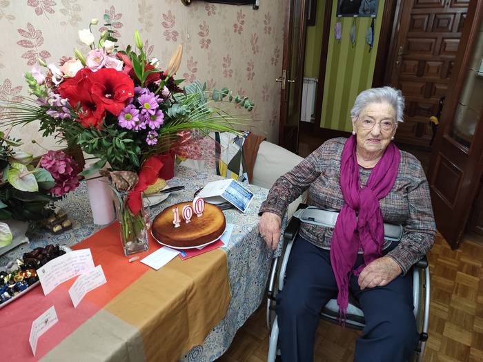Ehun urte zoriontsu bete ditu Cecilia Pedrosak