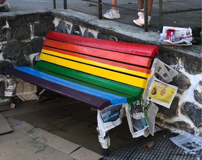 LGTBI+ Harrotasunaren Nazioarteko Egunaren harira, banku margoketa eta hitzaldia izan dira Aizarnazabalen