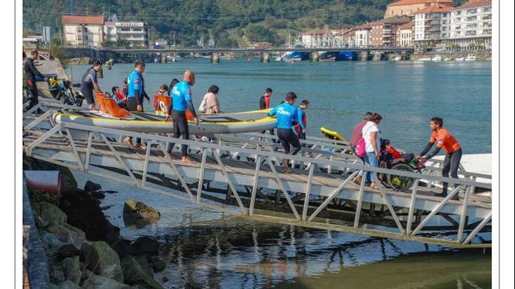 Larunbateko arraun surf saio inklusiboan parte hartu zuten Berdin-Berdinak elkarteko kideek