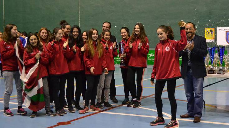 Trapaia Pulpo infantil nesken taldeak Agredako eskubaloi txapelketa irabazi du