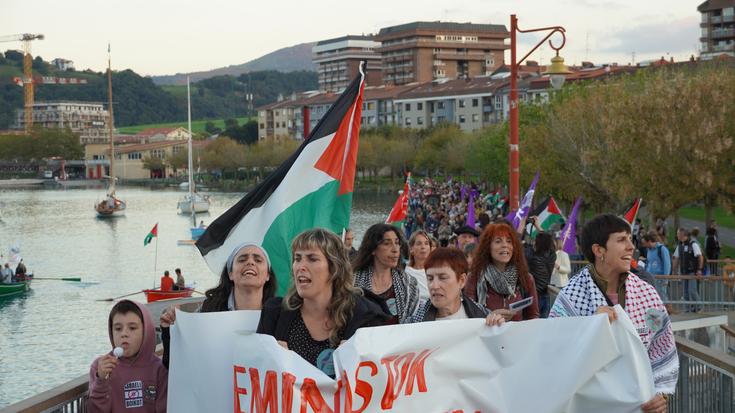 Israelgo estatu genozidaren kontra ahotsak batu dituzte Mugimendu Feministak deitutako mobilizazioan
