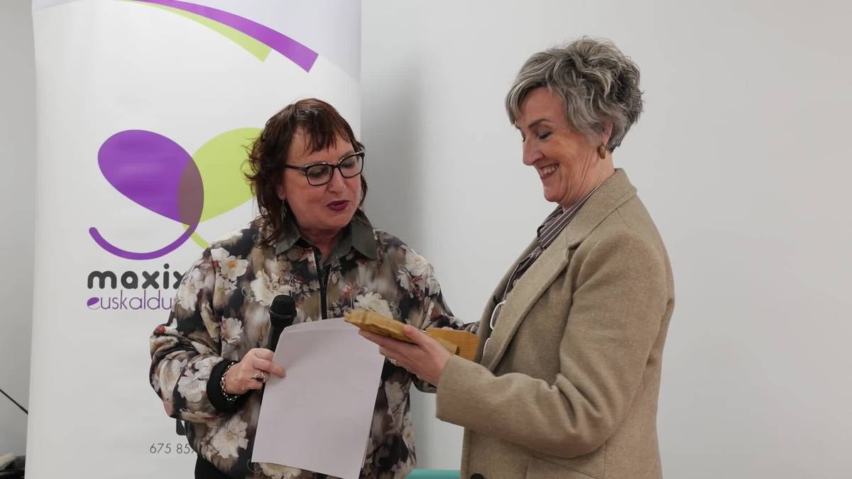 Yolanda Arrieta Geure Gelatik azokaren omendua, "lekukoa" eskuan, pozarren