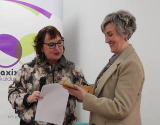 Yolanda Arrieta Geure Gelatik azokaren omendua, "lekukoa" eskuan, pozarren