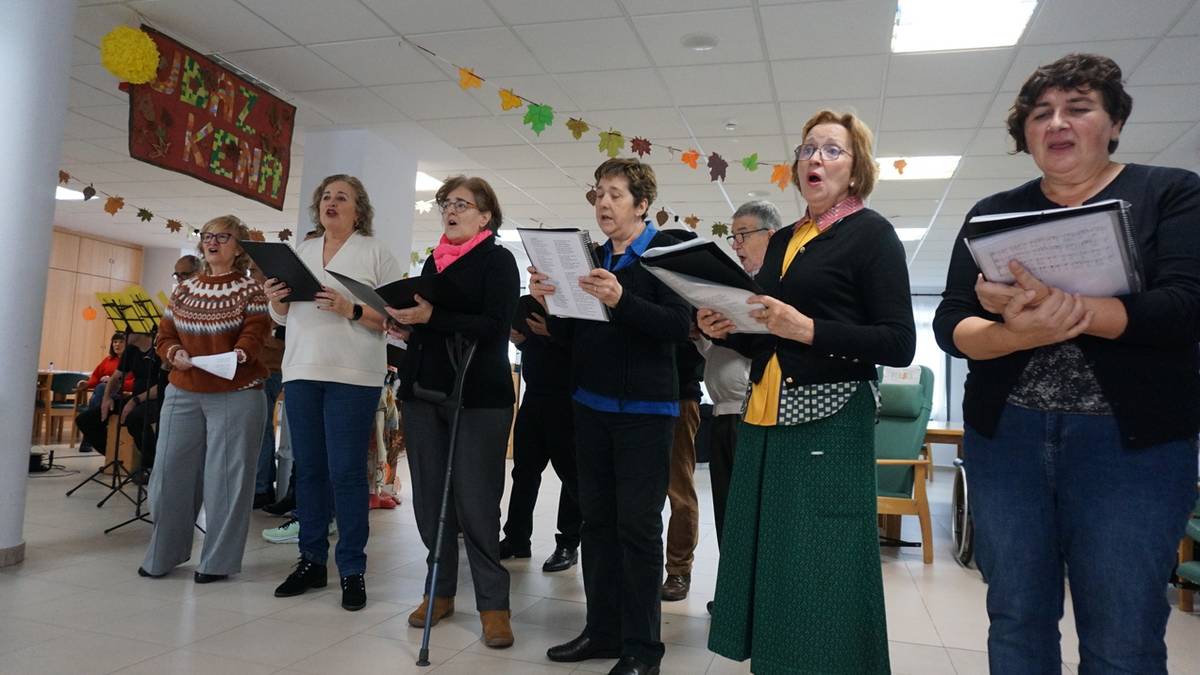 Adinekoei kantuan aritu zaizkie Danbolineko musika eskolako ikasle helduak