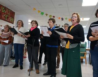 Adinekoei kantuan aritu zaizkie Danbolineko musika eskolako ikasle helduak